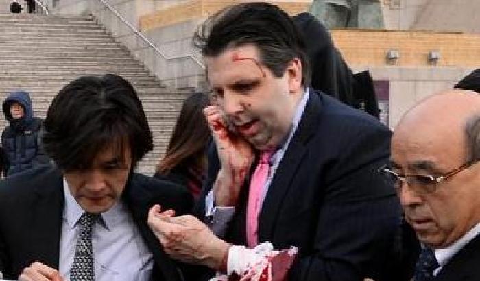 011252-NEWS_142280 Corea del Sud: aggredito con un coltello l'ambasciatore Usa