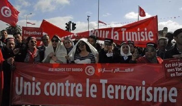 Tunisi: in migliaia in piazza contro il terrore