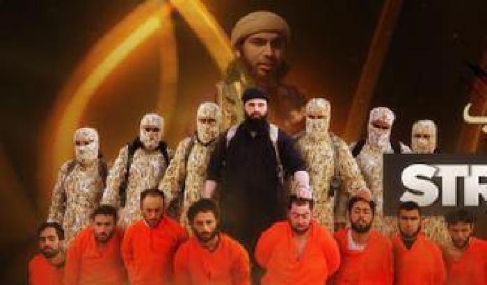 Orrore Isis: un bambino partecipa a una decapitazione