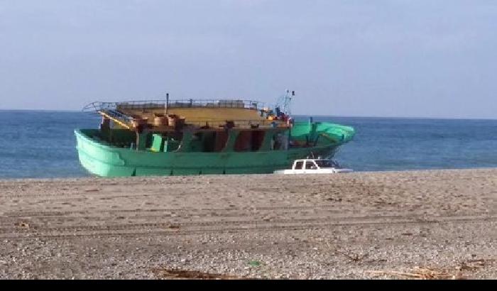 Barcone con 150 migranti si arena in Calabria