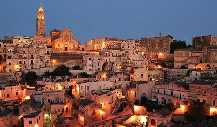 Matera invasa dai turisti: foto ricordo sui set cinematografici