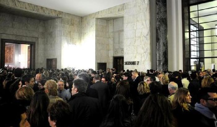 Strage in tribunale, lacrime e applausi in ricordo delle vittime