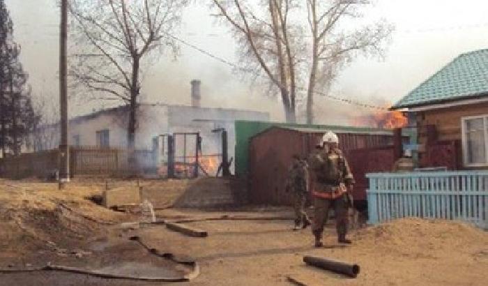 Terribile incendio in Siberia, 15 morti, 1200 abitazioni distrutte