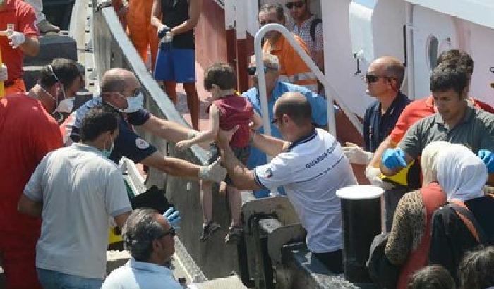 A Catania sbarcano 194 migranti: decine i morti