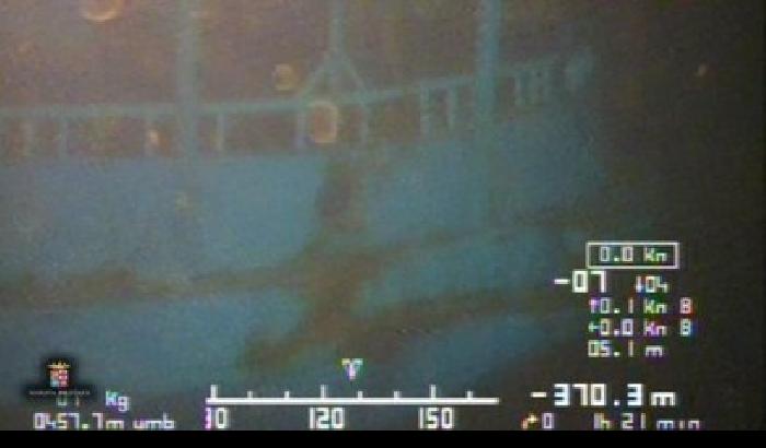 Tragedia nel canale di Sicilia, le immagini del relitto