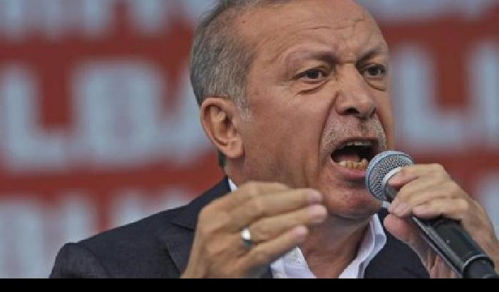 0123BD-NEWS_151058 L’Erdogan bastonato