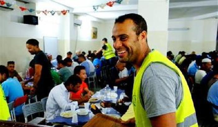 La moschea distribuisce cibo agli italiani poveri, la Caritas ai musulmani