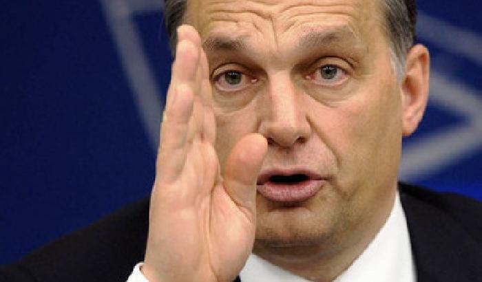 0127FC-NEWS_153339 Ungheria, Orban insiste sul muro