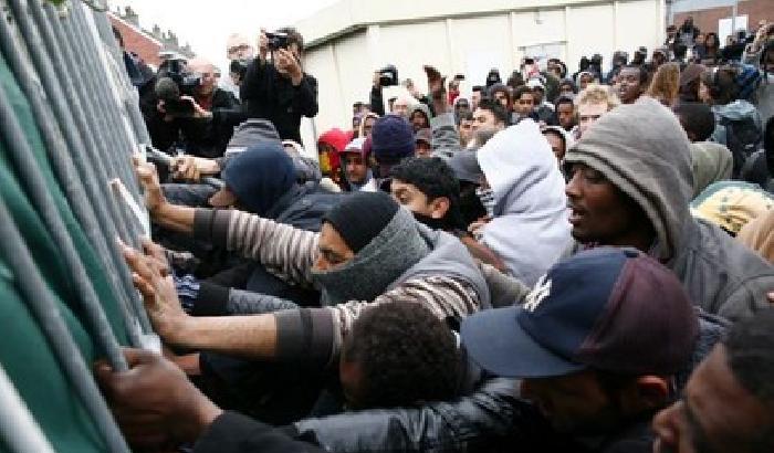 Gb, record di arresti di migranti. A Calais 3000 persone allo stremo