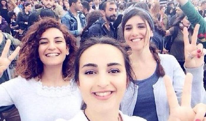 I sorrisi belli delle ragazze curde prima della strage di Suruc