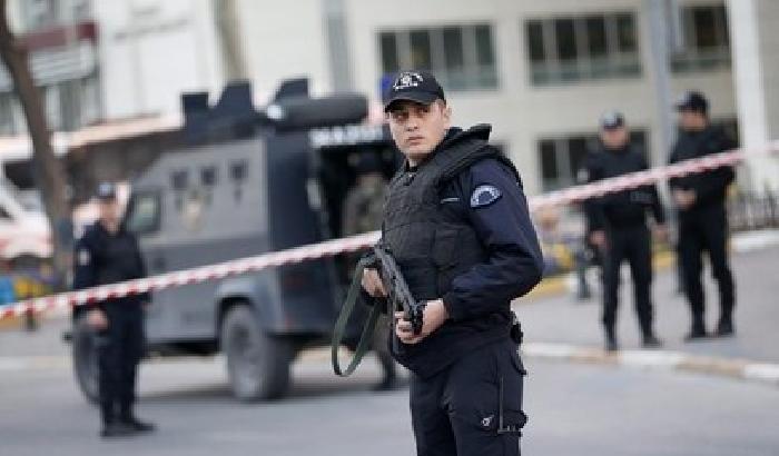 Turchia, escalation di violenza: mine e kamikaze curdi contro la polizia