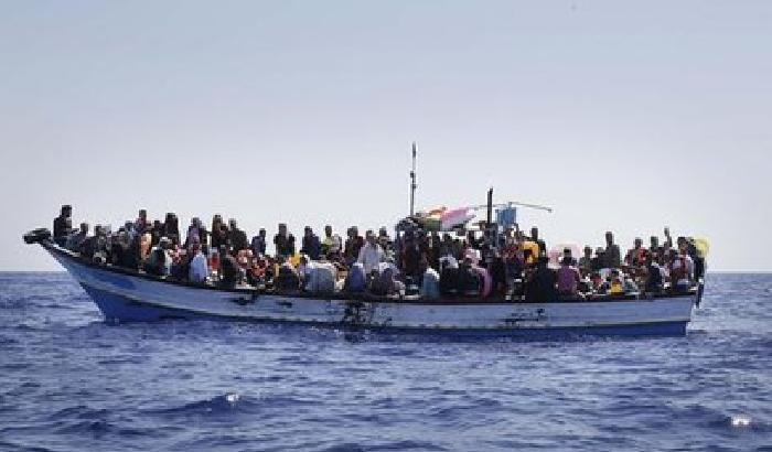 Migranti, barcone si ribalta: 25 i morti