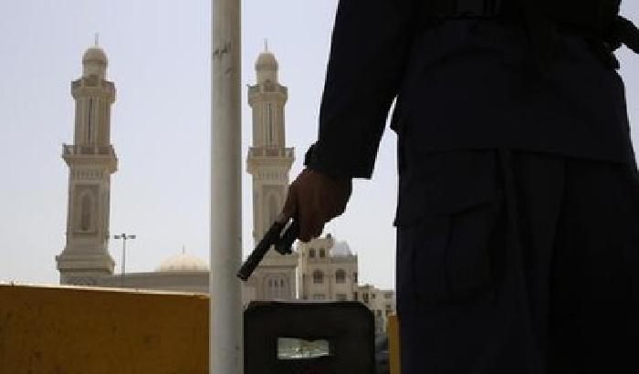 Arabia saudita, kamikaze nella moschea: 17 morti