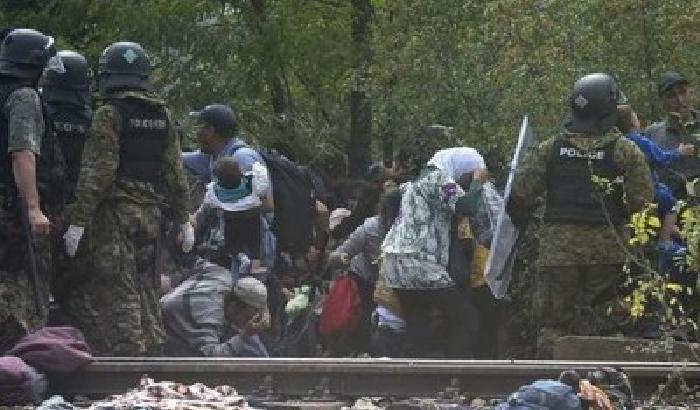 Macedonia, migranti bloccati alla frontiera: lanciate granate assordanti