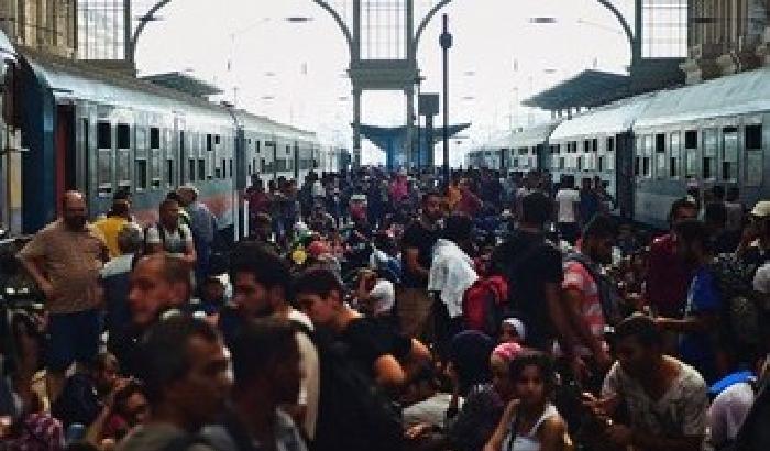 Caos a Budapest: lacrimogeni contro i migranti