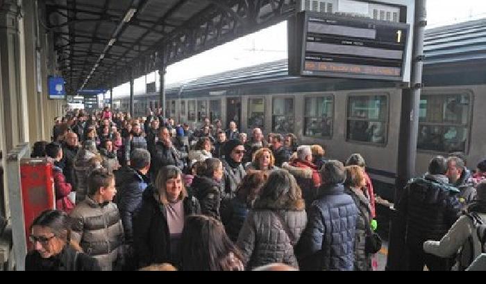 0130AB-NEWS_157960 L’Ungheria ferma i treni
