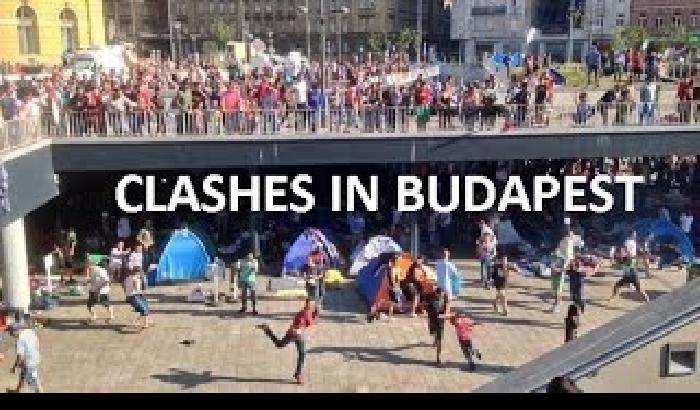 Budapest: hooligans aggrediscono i rifugiati, ma loro reagiscono