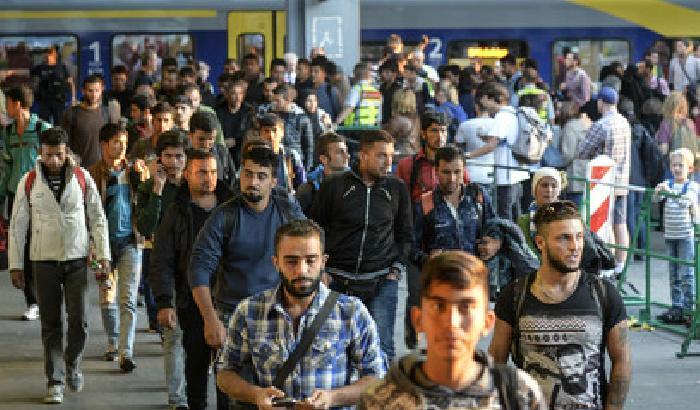 Migranti, Berlino sospende Schengen: controlli alla frontiera