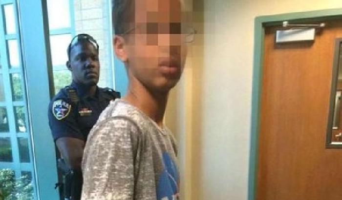 Usa, a scuola con un orologio ma credono sia una bomba: arrestato