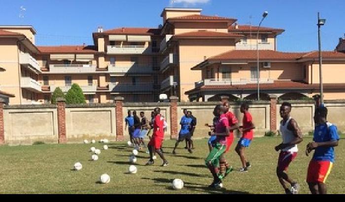 Sindaco leghista nega il campo di calcio ai giovani rifugiati