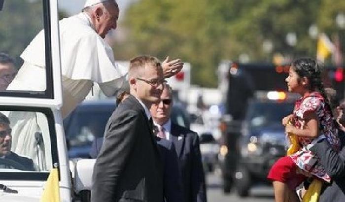 Usa, bimba riesce a dare la sua lettera al Papa: colore della pelle non conta