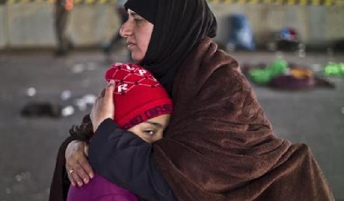 Migranti: in 500 bloccati in un cimitero tra Serbia e Croazia