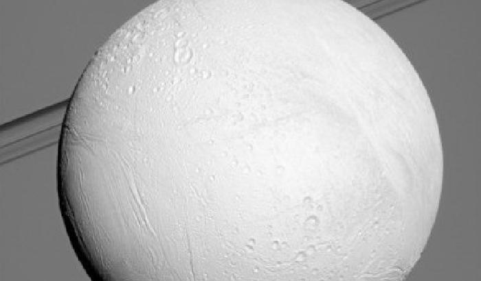 Cassini ancora tra le lune di Saturno