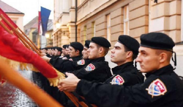 La milizia nera si  addestra