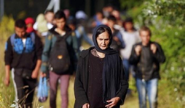 013C1D-NEWS_164171 Chi guadagna sui rifugiati in fuga