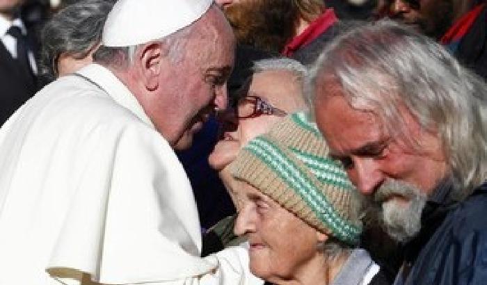 Papa Francesco pranza alla Caritas: piatti di plastica e acqua del rubinetto