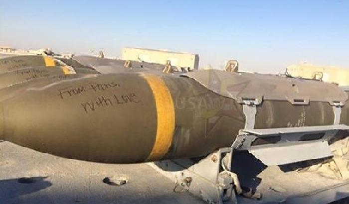 La foto delle bombe con la scritta 'From Paris with love' 