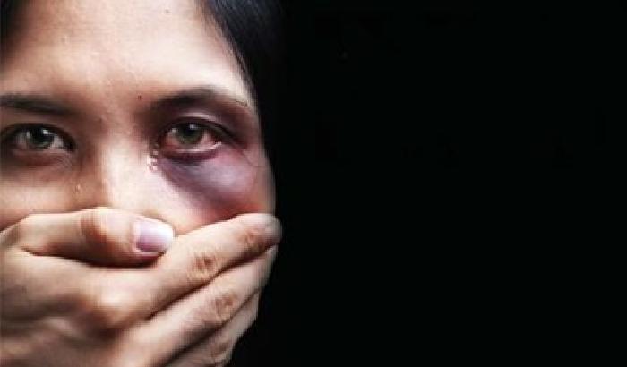 Per un giovane su tre la violenza sulle donne 