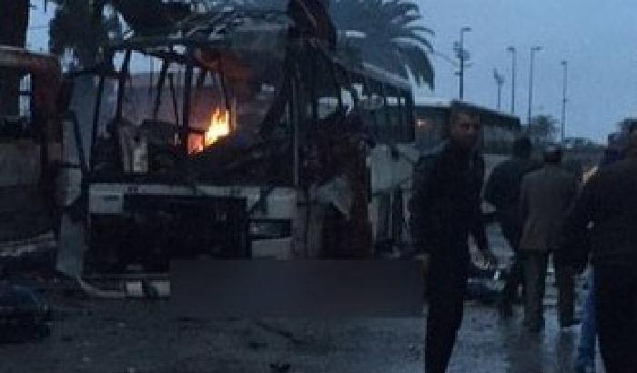 Strage di poliziotti a Tunisi: 15 morti, dichiarato lo stato di emergenza