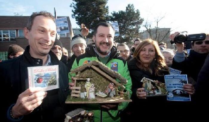 Salvini davanti alla scuola di Rozzano