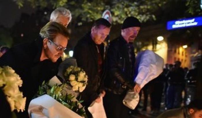 Nella foto: gli U2 davanti al Bataclan dopo la strage 