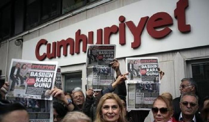 Proteste davanti alla sede del giornale Cumhuriyet il 27 novembre 2015 per l'arresto dei due giornalisti