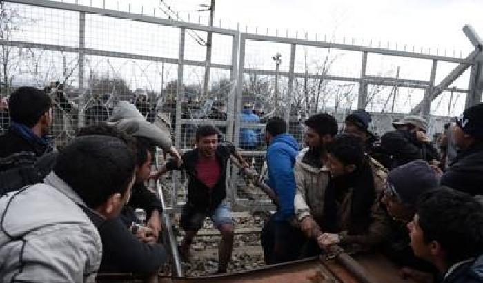 014F93-master Migranti al confine macedone: d'ora in poi botte