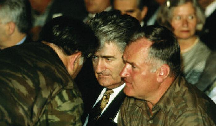 Al centro Radovan Karadzic