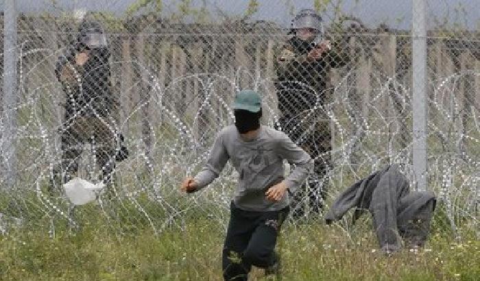 Vergogna a Idomeni: la polizia continua a sparare lacrimogeni sui migranti