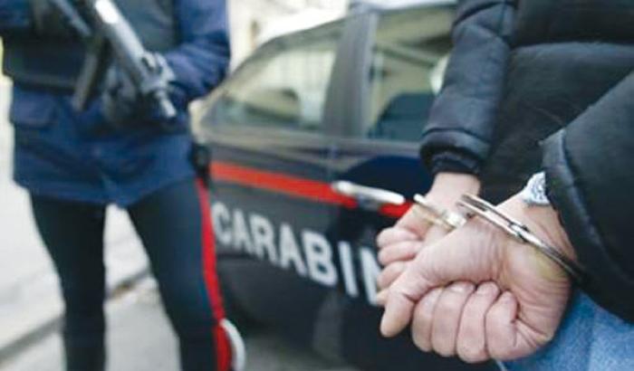Sequestra e picchia una donna per giorni: arrestato a Siena