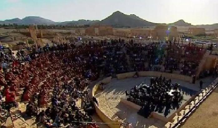 L'Orchestra di San Pietroburgo suona nell'antico teatro di Palmira