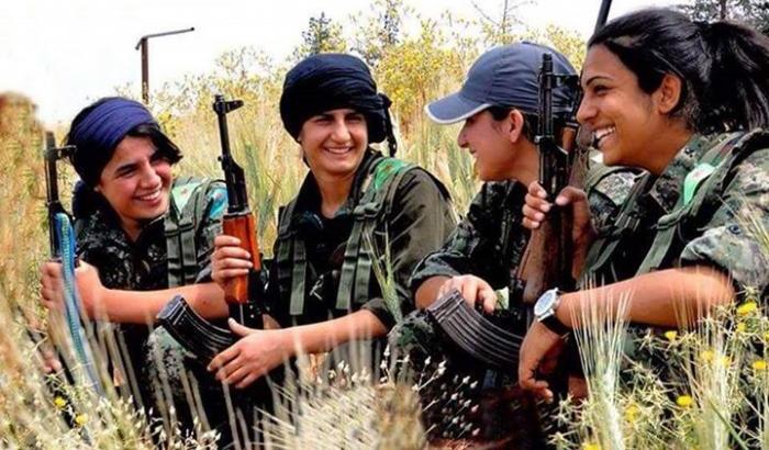 0318DE-combattenti-curde-impegnate-a-kobane Combattenti curde impegnate a Kobane