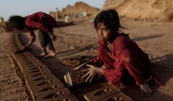 Un mondo di schiavi: 46 milioni di uomini, donne e bimbi venduti e sfruttati