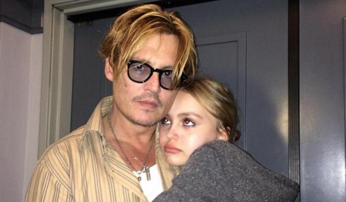 La figlia di Depp contro Amber: "Il mio papà è meraviglioso"