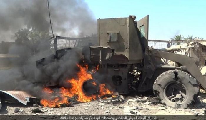 Un blindato dell'esercito regolare in fiamme a Fallujah