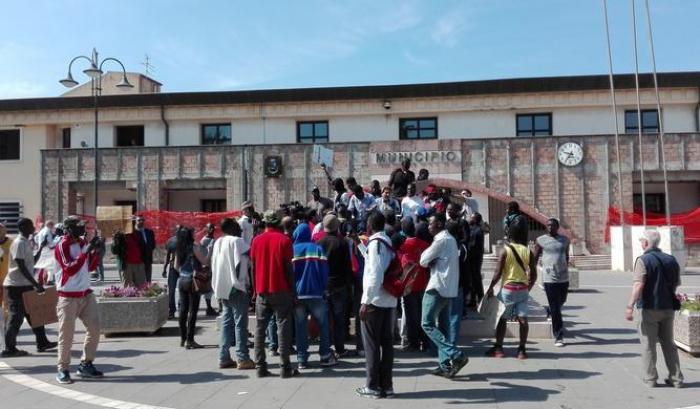 I carabinieri non devono uccidere: la manifestazione dei migranti