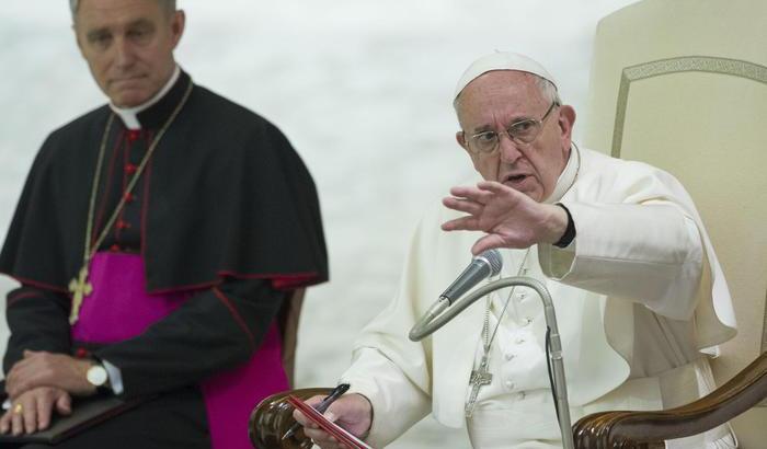Papa: aiuti umanitari ostacolati dalla burocrazia mentre le armi circolano libere