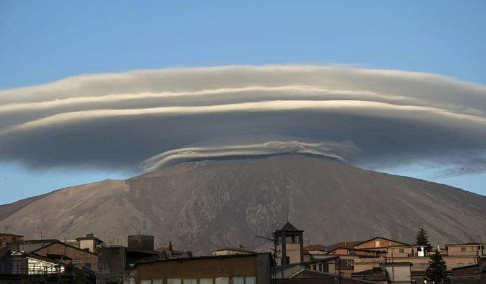 Una rara nube lenticolare sull'Etna - Foto da @EtnaLive