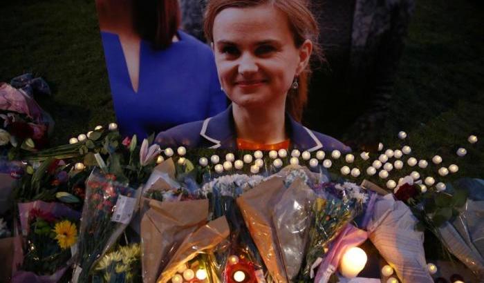 Sangue sulla Brexit, l'omicidio di Jo Cox traumatizza l'Europa