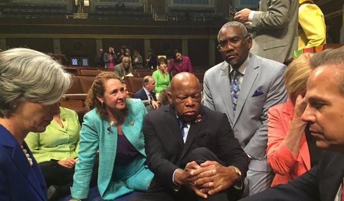 Usa, il sit-in dei democratici per una legge sul controllo delle armi